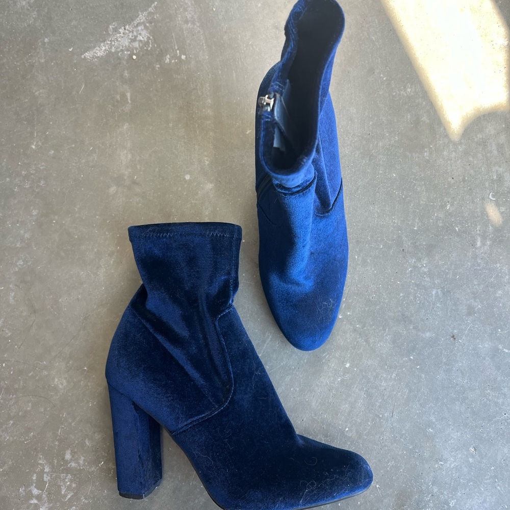 Steve Madden Blue Velvet Ankle Boots size 9